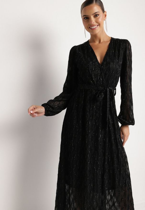 Born2be - Czarna Połyskująca Sukienka o Rozkloszowanym Kopertowym Kroju z Wiązanym Paskiem Oceola. Okazja: na co dzień. Typ kołnierza: dekolt w kształcie V. Kolor: czarny. Typ sukienki: kopertowe. Styl: casual, wizytowy