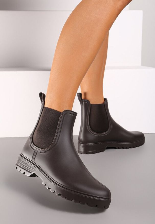 Renee - Brązowe Kalosze Sztyblety na Płaskiej Podeszwie Irinndria. Kolor: brązowy. Obcas: na płaskiej podeszwie