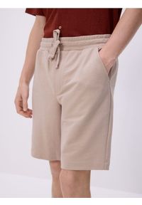 Reserved - Dresowe szorty regular fit - beżowy. Kolor: beżowy. Materiał: dresówka