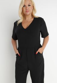 Born2be - Czarny Kombinezon Panomeda. Kolekcja: plus size. Kolor: czarny. Materiał: tkanina. Długość rękawa: krótki rękaw. Długość: krótkie. Wzór: gładki, jednolity, kolorowy. Styl: klasyczny