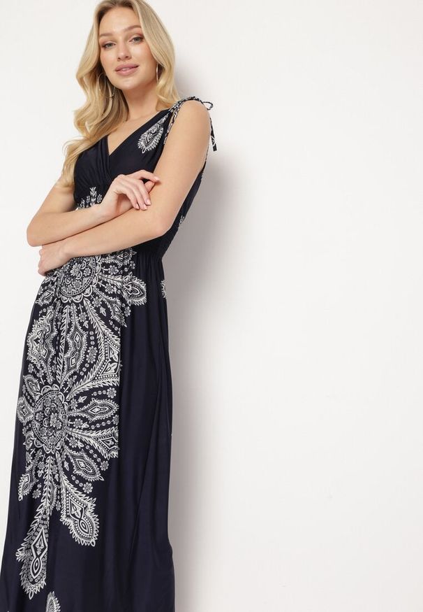 Born2be - Granatowa Sukienka w Stylu Boho z Gumką w Pasie i Troczkami na Ramionach Aretava. Okazja: na co dzień. Typ kołnierza: dekolt w łódkę. Kolor: niebieski. Typ sukienki: proste. Styl: boho