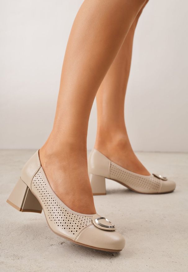 Born2be - Beżowe Ażurowe Czółenka na Słupku ze Skórzaną Wkładką i Ozdobnym Noskiem Cezelia. Okazja: na co dzień. Kolor: beżowy. Materiał: skóra. Wzór: ażurowy. Obcas: na słupku. Styl: casual, elegancki