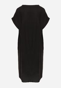 Born2be - Czarna Pudełkowa Sukienka z Lnem i Wiskozą Zdobiona Metalicznym Guzikiem Phisoth. Okazja: do pracy, na co dzień, na spotkanie biznesowe. Kolekcja: plus size. Kolor: czarny. Materiał: wiskoza, len. Wzór: aplikacja. Sezon: lato. Typ sukienki: proste, dla puszystych. Styl: elegancki, biznesowy, casual #8