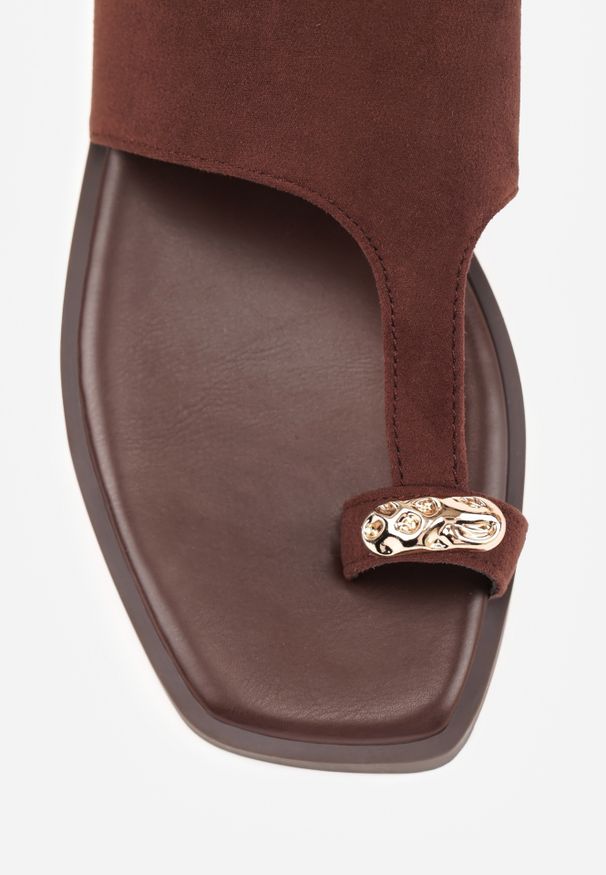 Renee - Brązowe Klapki Vices Japonki z Metaliczną Ozdobą Arhelia. Okazja: na plażę. Kolor: brązowy. Wzór: aplikacja. Sezon: lato. Styl: elegancki