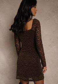 Renee - Brązowa Dopasowana Sukienka z Koronki z Kwadratowym Dekoltem Uwedia. Okazja: na randkę. Typ kołnierza: dekolt kwadratowy. Kolor: brązowy. Materiał: koronka. Długość rękawa: długi rękaw. Wzór: koronka #5
