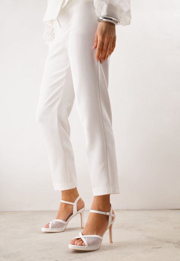 Born2be - Białe Sandały VICES na Szpilce z Przezroczystą Cholewką Ozdobione Cyrkoniami Assave. Okazja: na wesele, na ślub cywilny. Zapięcie: sprzączka. Kolor: biały. Materiał: satyna. Wzór: aplikacja. Obcas: na szpilce. Styl: elegancki, klasyczny, wizytowy