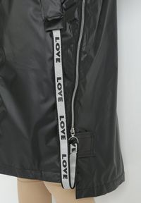 Born2be - Czarny Płaszcz za Kolano z Kapturem Katine. Typ kołnierza: kaptur. Kolor: czarny. Długość: długie. Wzór: nadruk, aplikacja. Styl: elegancki #3