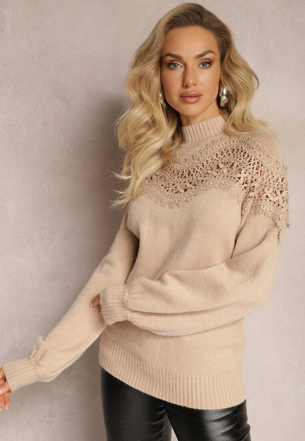 Renee - Beżowy Sweter Dzianinowy z Wstawką z Koronki Laroline. Kolor: beżowy. Materiał: koronka, dzianina. Długość: długie. Wzór: koronka