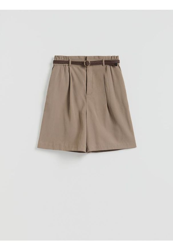 Reserved - Szorty z paskiem - beżowy. Kolor: beżowy. Materiał: wiskoza, tkanina