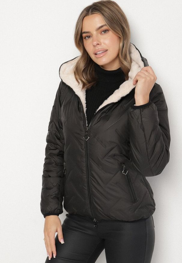 Born2be - Czarno-Beżowa Pikowana Kurtka z Kapturem o Dwustronnym Kroju Tahalia. Okazja: na spacer. Typ kołnierza: kaptur. Kolor: czarny. Materiał: dzianina, poliester, wełna, jeans, futro