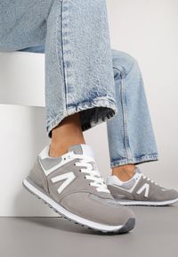 Renee - Szare Sneakersy Ozdobione Geometrycznym Motywem Rilenessa. Okazja: na co dzień. Kolor: szary. Materiał: jeans. Wzór: aplikacja, geometria