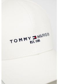 TOMMY HILFIGER - Tommy Hilfiger czapka bawełniana kolor beżowy gładka. Kolor: biały. Materiał: bawełna. Wzór: gładki