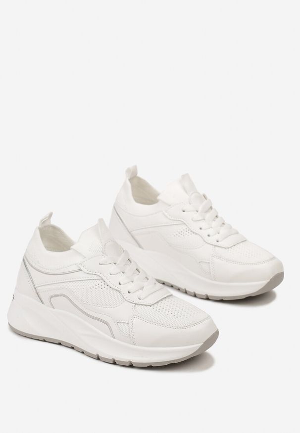 Renee - Białe Sznurowane Sneakersy na Grubej Podeszwie z Błyszczącymi Wstawkami Nithirela. Okazja: na co dzień. Kolor: biały. Szerokość cholewki: normalna