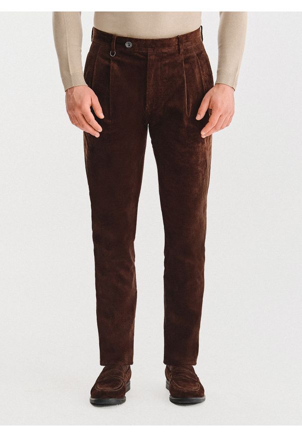 Pako Lorente - PAKO LORENTE - Brązowe spodnie z zakładkami. Kolor: brązowy. Materiał: sztruks, bawełna, elastan. Sezon: zima, jesień