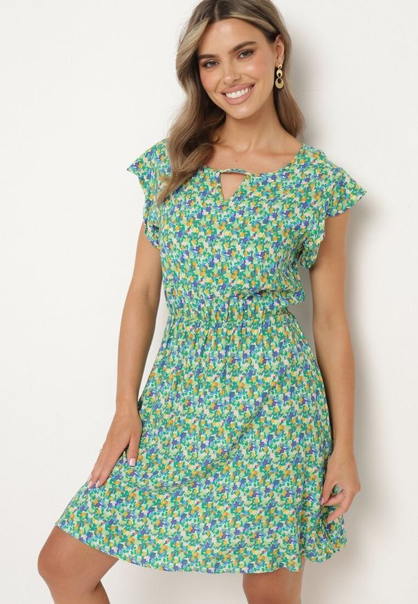 Born2be - Zielona Bawełniana Sukienka w Kwiaty z Gumką w Talii i Falbanką Dimllara. Okazja: na co dzień. Kolor: zielony. Materiał: bawełna. Wzór: kwiaty. Styl: klasyczny, casual, elegancki