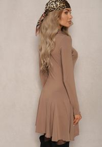 Renee - Ciemnobeżowa Sukienka z Wiskozą o Rozkloszowanym Kroju z Kołnierzykiem Ettoria. Kolor: beżowy. Materiał: wiskoza. Typ sukienki: rozkloszowane. Styl: wizytowy, klasyczny, elegancki