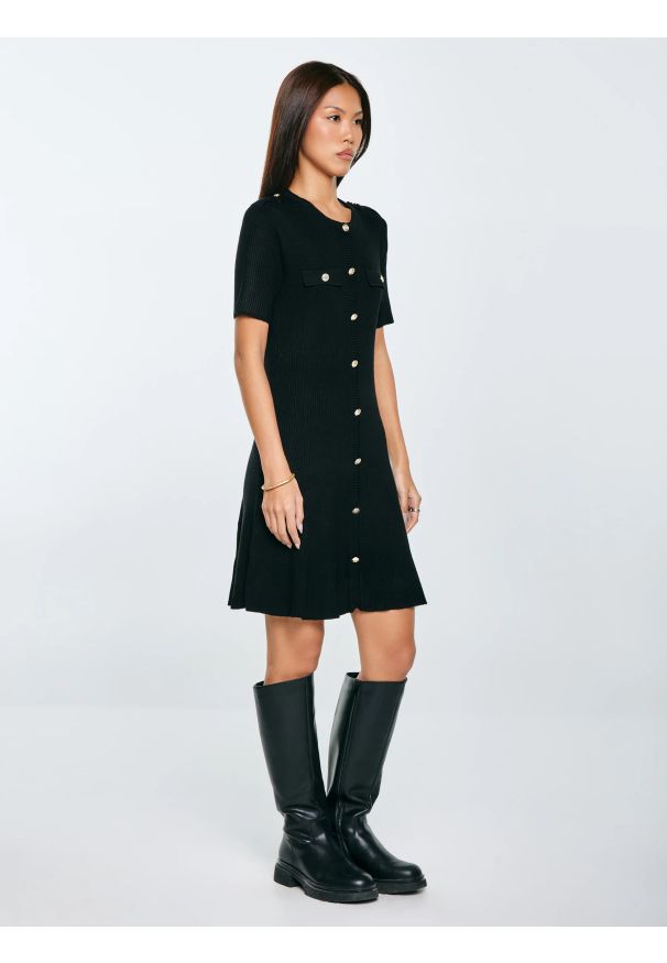 Big-Star - Sukienka damska mini z wiskozy z ozdobnymi guzikami czarna Dilara 906. Okazja: na spotkanie biznesowe, na co dzień. Kolor: czarny. Materiał: wiskoza. Długość rękawa: krótki rękaw. Typ sukienki: proste, dopasowane. Styl: elegancki, casual, klasyczny, biznesowy. Długość: mini