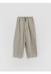 Reserved - Spodnie wide leg z efektem sprania - jasnoszary. Kolor: szary. Materiał: dzianina, bawełna #1