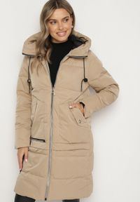 Born2be - Ciemnobeżowa Pikowana Kurtka z Kapturem Kieszeniami i Ozdobnym Suwakiem Mirorae. Okazja: na co dzień, na spacer. Typ kołnierza: kaptur. Kolor: beżowy. Materiał: jeans. Długość: długie. Sezon: zima. Styl: casual #1