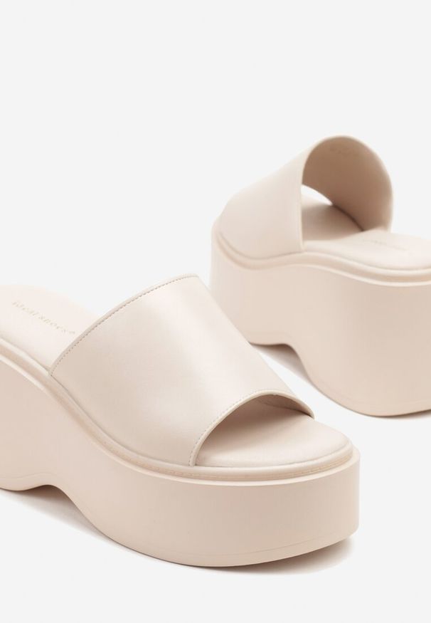 Renee - Beżowe Basicowe Klapki na Platformie Faliriela. Okazja: na co dzień. Nosek buta: otwarty. Kolor: beżowy. Materiał: jeans. Obcas: na platformie. Styl: elegancki, casual