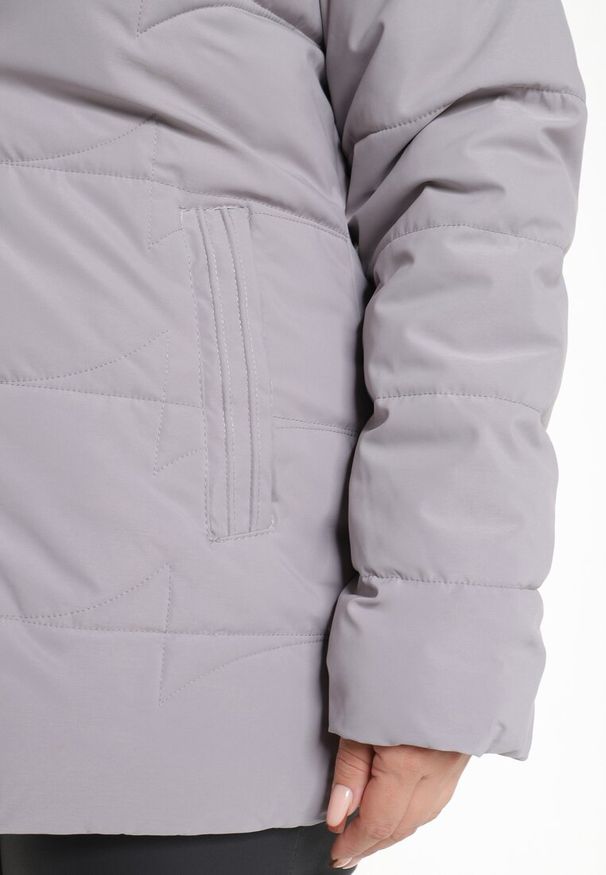 Born2be - Szara Kurtka Pikowana z Odpinanym Kapturem ze Sztucznym Futerkiem Parinia. Kolekcja: plus size. Kolor: szary. Materiał: futro. Sezon: zima. Styl: klasyczny, sportowy
