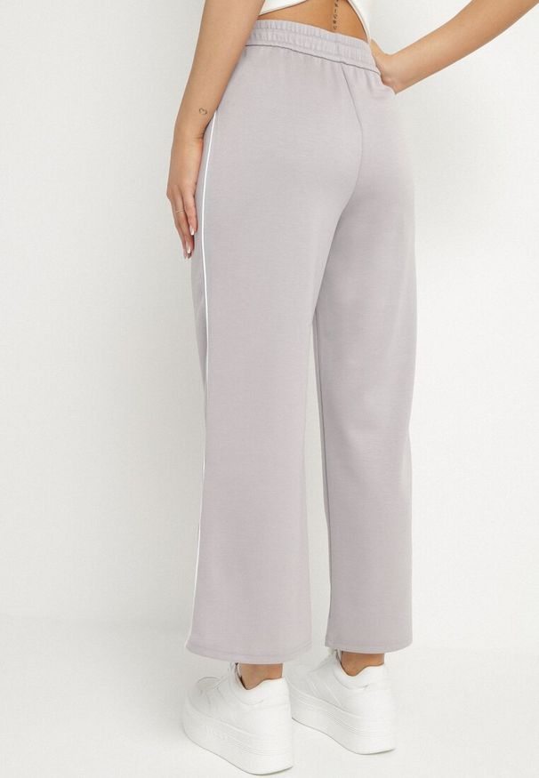 Born2be - Jasnoszare Szerokie Spodnie Dresowe z Bawełną z Wysokim Stanem Ozdobione Paskami Sallica. Okazja: na co dzień. Stan: podwyższony. Kolor: szary. Materiał: bawełna, dresówka. Wzór: aplikacja. Styl: casual, sportowy