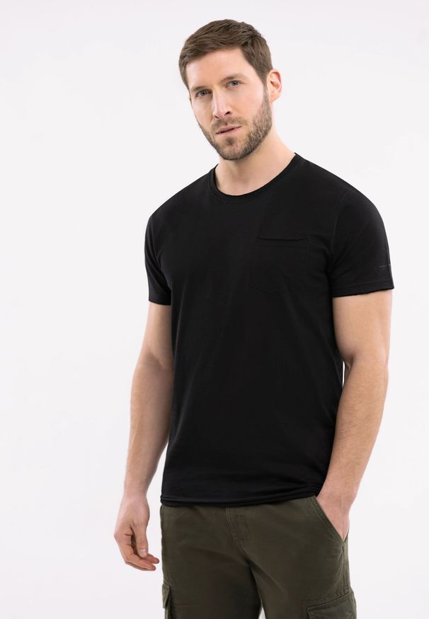 Volcano - T-shirt z kieszonką T-JAGGER. Kolor: czarny. Materiał: materiał, bawełna. Długość rękawa: krótki rękaw. Długość: krótkie. Wzór: aplikacja, gładki. Styl: klasyczny
