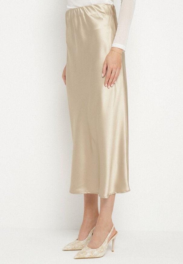 Born2be - Beżowa Satynowa Spódnica z Wysokim Stanem Pillineira. Okazja: na co dzień. Stan: podwyższony. Kolor: beżowy. Materiał: satyna. Styl: elegancki, klasyczny, casual