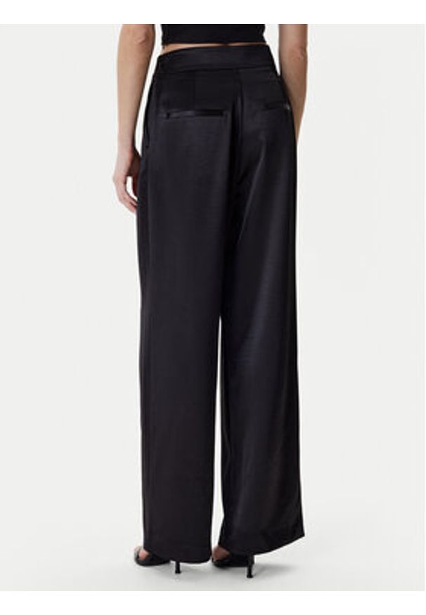 Guess Spodnie materiałowe W6RB66 W2612 Czarny Regular Fit. Kolor: czarny. Materiał: syntetyk