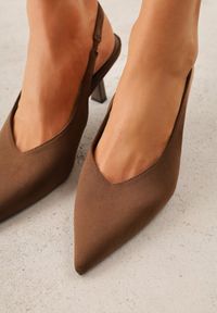 Renee - Ciemnobrązowe Czółenka VICES Typu Slingback na Geometrycznej Szpilce Aziressa. Kolor: brązowy. Wzór: geometria. Obcas: na obcasie. Styl: elegancki. Wysokość obcasa: średni #2