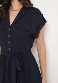 Born2be - Granatowa Sukienka o Koszulowym Kroju z Krótkim Rękawem i Wiązanym Paskiem Nalella. Okazja: na co dzień. Kolor: niebieski. Materiał: jeans. Długość rękawa: krótki rękaw. Typ sukienki: koszulowe. Styl: klasyczny, casual #6
