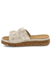 Klapki damskie Rieker, na platformie z eko skóry z wygodnymi wkładkami i ozdobnymi falbanami, beżowe, V8763-60. Kolor: beżowy. Materiał: skóra. Wzór: aplikacja. Sezon: lato. Obcas: na platformie. Styl: elegancki #2