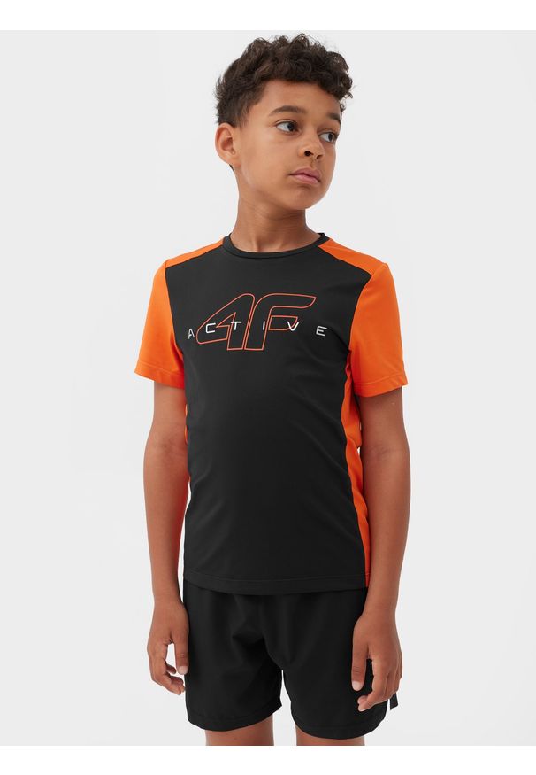 4f - Koszulka sportowa szybkoschnąca chłopięca - czarna. Kolor: czarny. Materiał: skóra. Wzór: napisy
