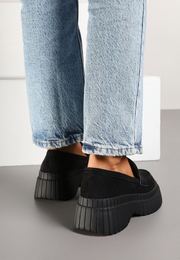 Born2be - Czarne Mokasyny na Grubej Tłoczonej Podeszwie z Ozdobnym Paskiem Fonamia. Okazja: na co dzień. Zapięcie: pasek. Kolor: czarny. Materiał: jeans. Obcas: na platformie. Styl: klasyczny, casual, elegancki