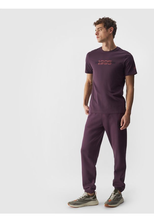 4f - Spodnie dresowe joggery męskie - fioletowe. Kolor: fioletowy. Materiał: dresówka. Wzór: napisy