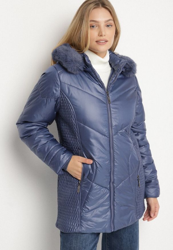 Born2be - Niebieska Kurtka z Pikowanymi Przeszyciami i Kapturem z Futerkiem Vevea. Okazja: na spotkanie biznesowe, do pracy, na co dzień, na spacer. Kolekcja: plus size. Kolor: niebieski. Materiał: futro. Styl: biznesowy, casual, elegancki