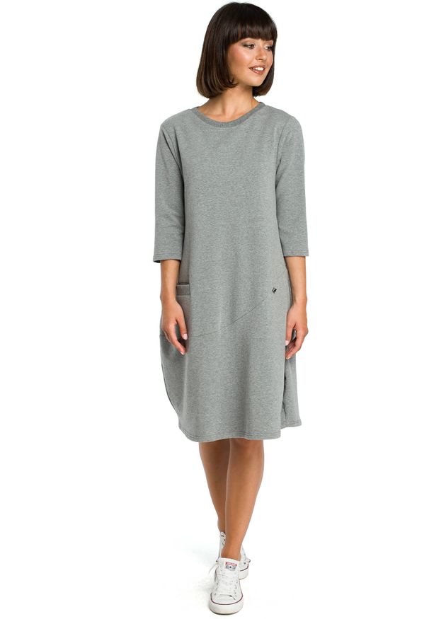BE - Wygodna sukienka oversize z kieszonką z przodu. Okazja: na co dzień. Materiał: bawełna, dzianina, materiał, elastan. Typ sukienki: oversize. Styl: casual