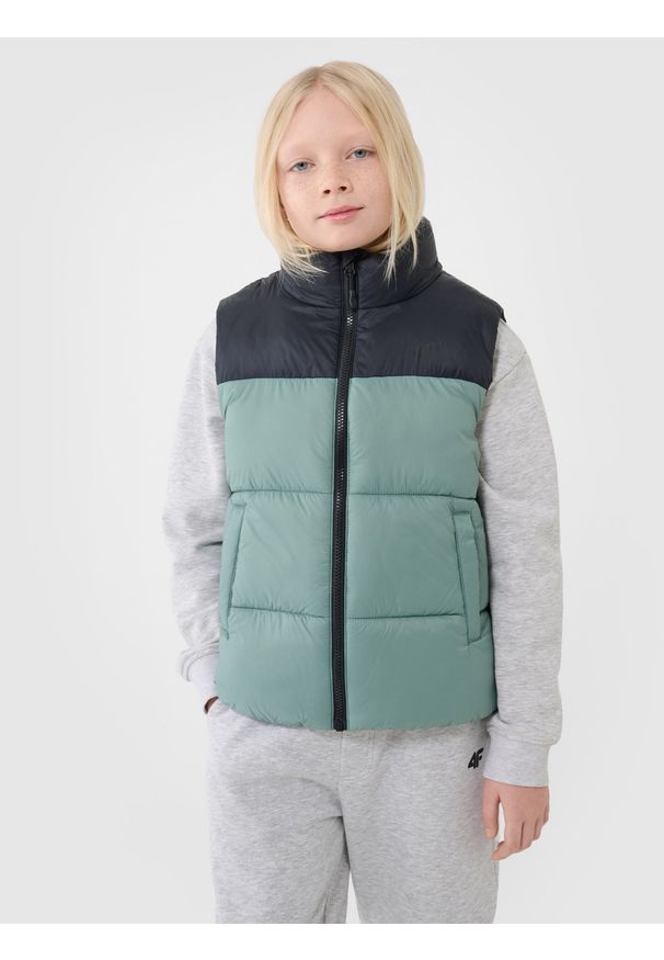 4f - 4F Bezrękawnik puchowy z wypełnieniem syntetycznym chłopięcy - zielony 152 (11-12 lat). Okazja: na co dzień. Typ kołnierza: kołnierzyk stójkowy. Kolor: zielony. Materiał: puch, syntetyk. Długość rękawa: bez rękawów. Długość: długie. Sezon: lato. Styl: casual, klasyczny, sportowy