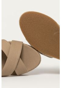 U.S. Polo Assn. Sandały kolor beżowy na koturnie. Zapięcie: klamry. Kolor: beżowy. Materiał: materiał. Wzór: gładki. Obcas: na koturnie #3