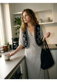 Sinsay - Sukienka maxi w pionowe paski z dekoltem V - kremowy. Kolor: kremowy. Wzór: paski. Długość: maxi #1