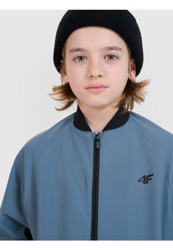 4f - 4F Kurtka przejściowa bomberka chłopięca - niebieska 140 (9-10 lat). Okazja: na co dzień. Typ kołnierza: kołnierzyk stójkowy, bez kaptura. Kolor: niebieski. Materiał: tkanina, materiał, syntetyk, dzianina. Wzór: gładki. Sezon: lato. Styl: casual, klasyczny, sportowy