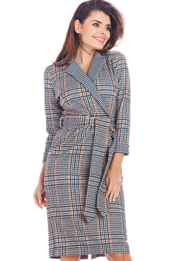 Awama - Elegancka kopertowa sukienka w kratę z kołnierzem granat. Okazja: do pracy, na spotkanie biznesowe. Materiał: dzianina, materiał, elastan. Wzór: kratka. Sezon: jesień. Typ sukienki: kopertowe. Styl: elegancki. Długość: midi