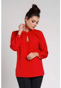 Nommo - Czerwona Koszulowa Bluzka z Wycięciem w Łezkę. Kolor: czerwony. Materiał: poliester, wiskoza #1