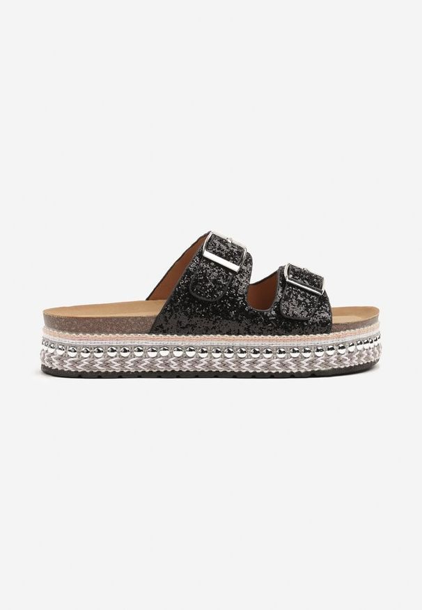 Born2be - Czarne Klapki z Paskami z Klamrami Zdobione Tweedem i Nitami przy Podeszwie Zirelora. Okazja: na co dzień. Kolor: czarny. Wzór: aplikacja. Styl: elegancki, casual