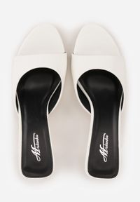 Born2be - Białe Klapki na Kaczuszce z Otwartym Noskiem Calenatia. Okazja: na co dzień. Nosek buta: otwarty. Kolor: biały. Sezon: lato. Obcas: na szpilce. Styl: casual, wizytowy #9