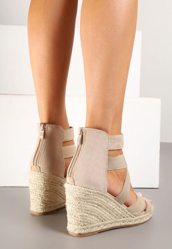 Born2be - Ciemnobeżowe Sandały Vices na Plecionym Koturnie w Stylu Boho Telomaris. Okazja: na co dzień. Kolor: beżowy. Obcas: na koturnie. Styl: boho