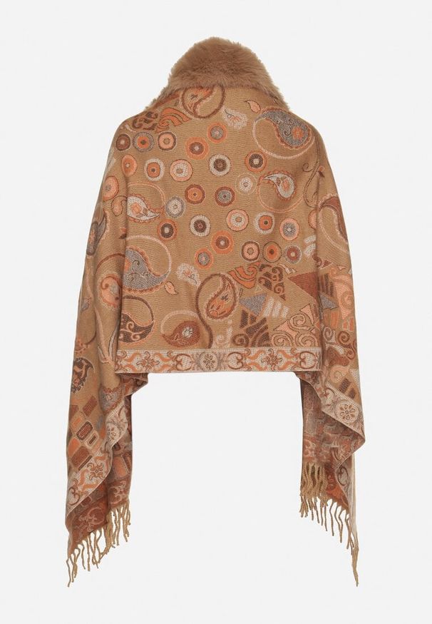 Born2be - Brązowe Wzorzyste Ponczo z Frędzlami i Futerkowym Obszyciem Serrattia. Okazja: na imprezę, na co dzień. Kolor: brązowy. Styl: elegancki, casual, boho