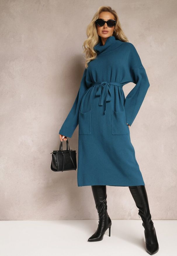 Renee - Granatowa Sweterkowa Sukienka z Materiałowym Paskiem i Wywijanym Golfem Raileanu. Typ kołnierza: golf. Kolor: niebieski. Materiał: materiał. Sezon: jesień, zima