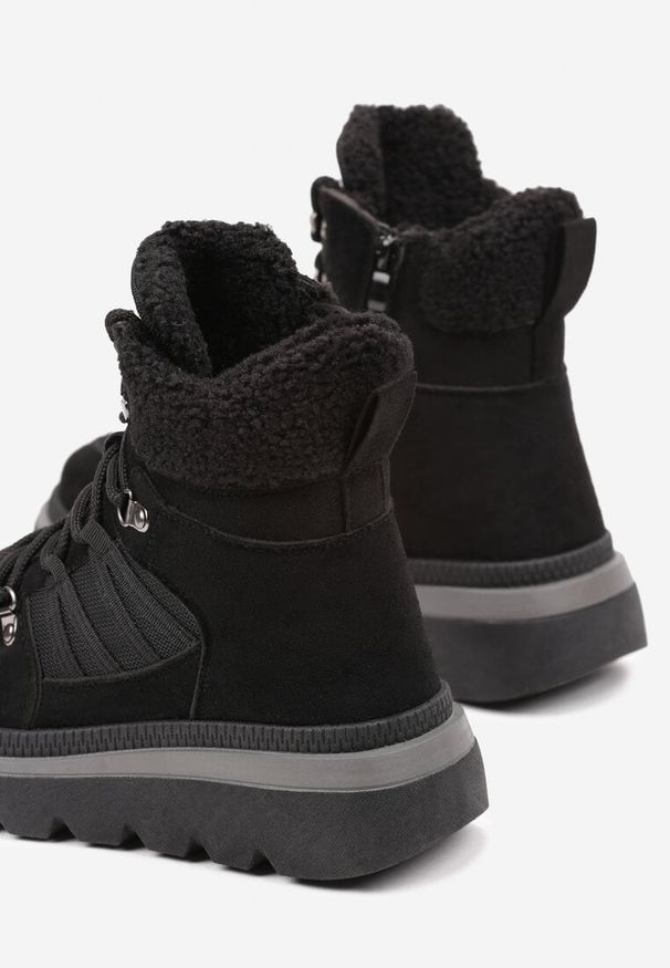 Born2be - Czarne Traperki na Grubej Podeszwie Ozdobione Futerkiem Linthira. Okazja: na co dzień. Kolor: czarny. Materiał: futro. Wzór: aplikacja. Styl: casual, elegancki