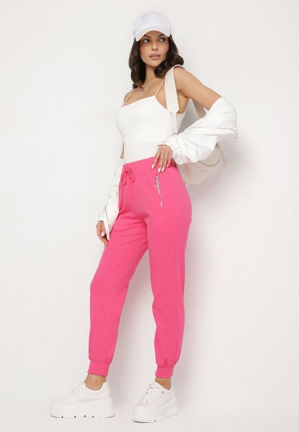 Born2be - Fuksjowe Spodnie Dresowe ze Ściągaczami i Zasuwanymi Kieszeniami Felmarea. Okazja: na co dzień. Kolor: różowy. Materiał: dresówka. Wzór: aplikacja. Styl: casual